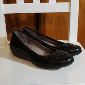 NEW IN BOX LIFESTRIDE VELOCITY MEMORY FOAM SHOES